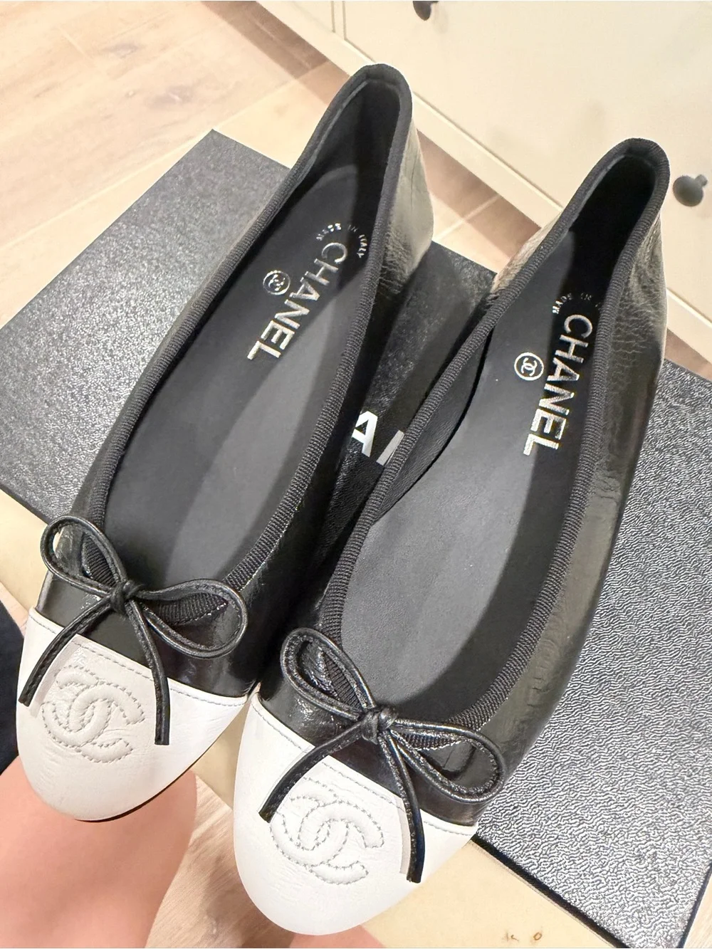 CHANEL 26S Ballet Flats in Black/White Crumpled